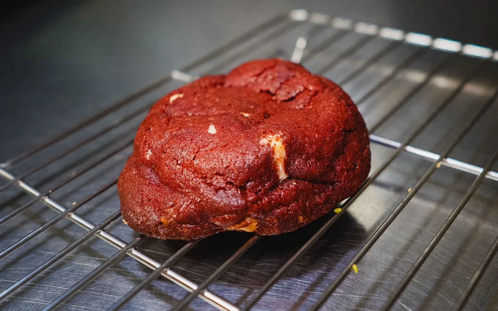 Cookie red velvet sobre una rejilla de horno