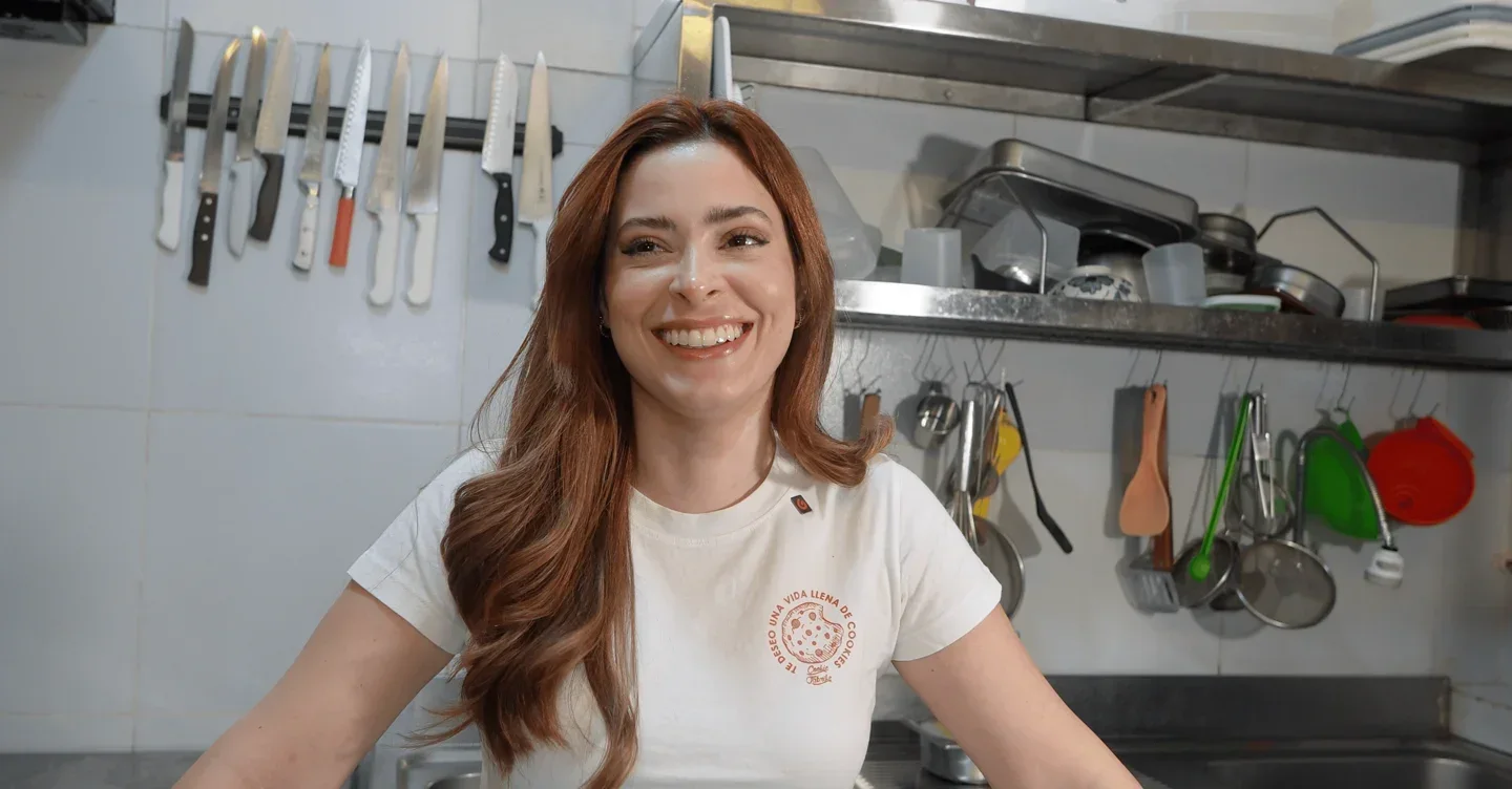 Vicky Matienzo en la cocina, con gorra de Cookie Fabrike y manopla roja